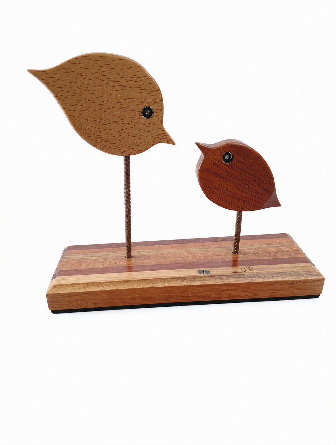 Duo d'oiseaux en bois sur socle, tailles différentes